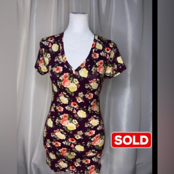 Wet Seal Tops - Wet Seal V-Neck T-Shirt Brown With Floral Design Size Medium .      (J)